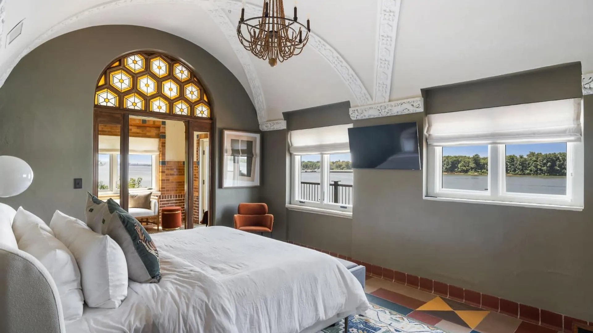 Top-Floor Riverside Retreat Timeless Charm & Views Louisville Holiday home