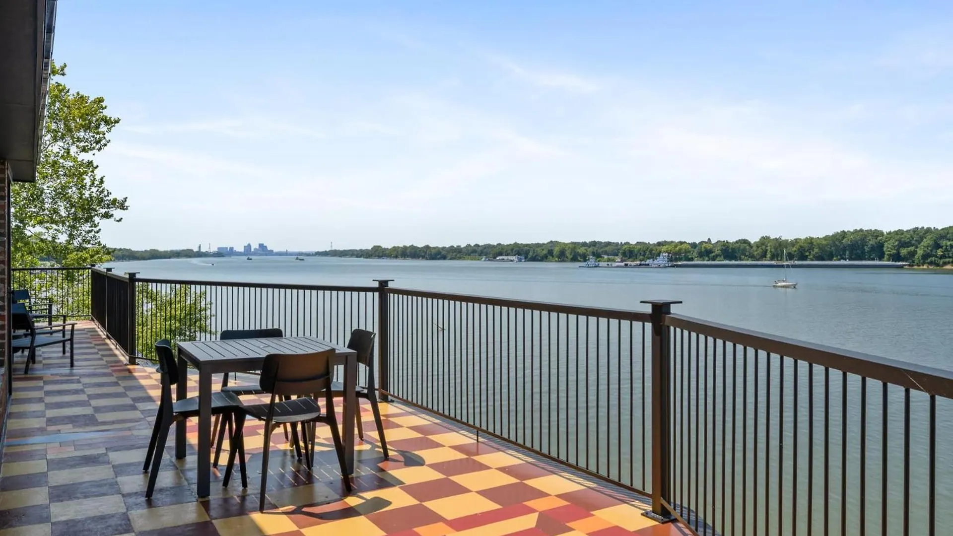 Top-Floor Riverside Retreat Timeless Charm & Views Louisville