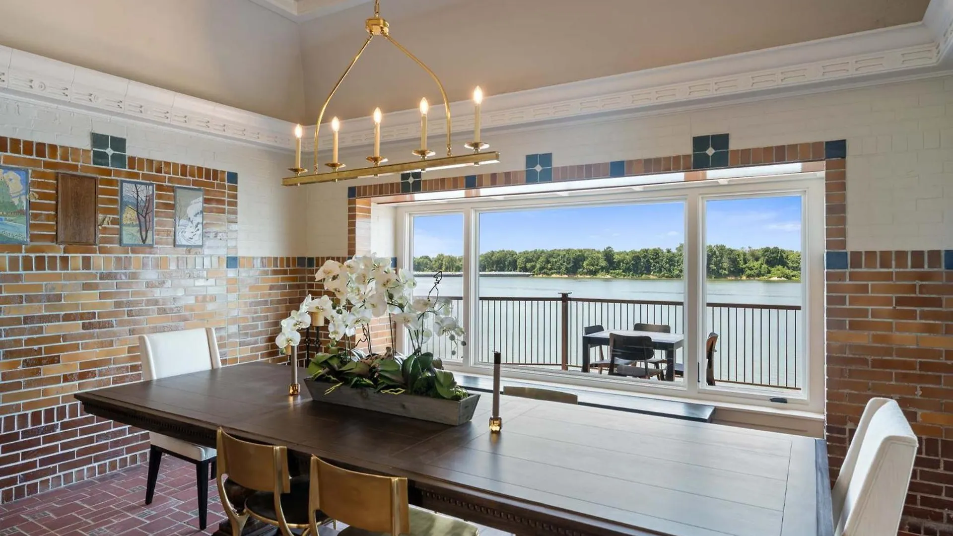 Holiday home Top-Floor Riverside Retreat Timeless Charm & Views Louisville