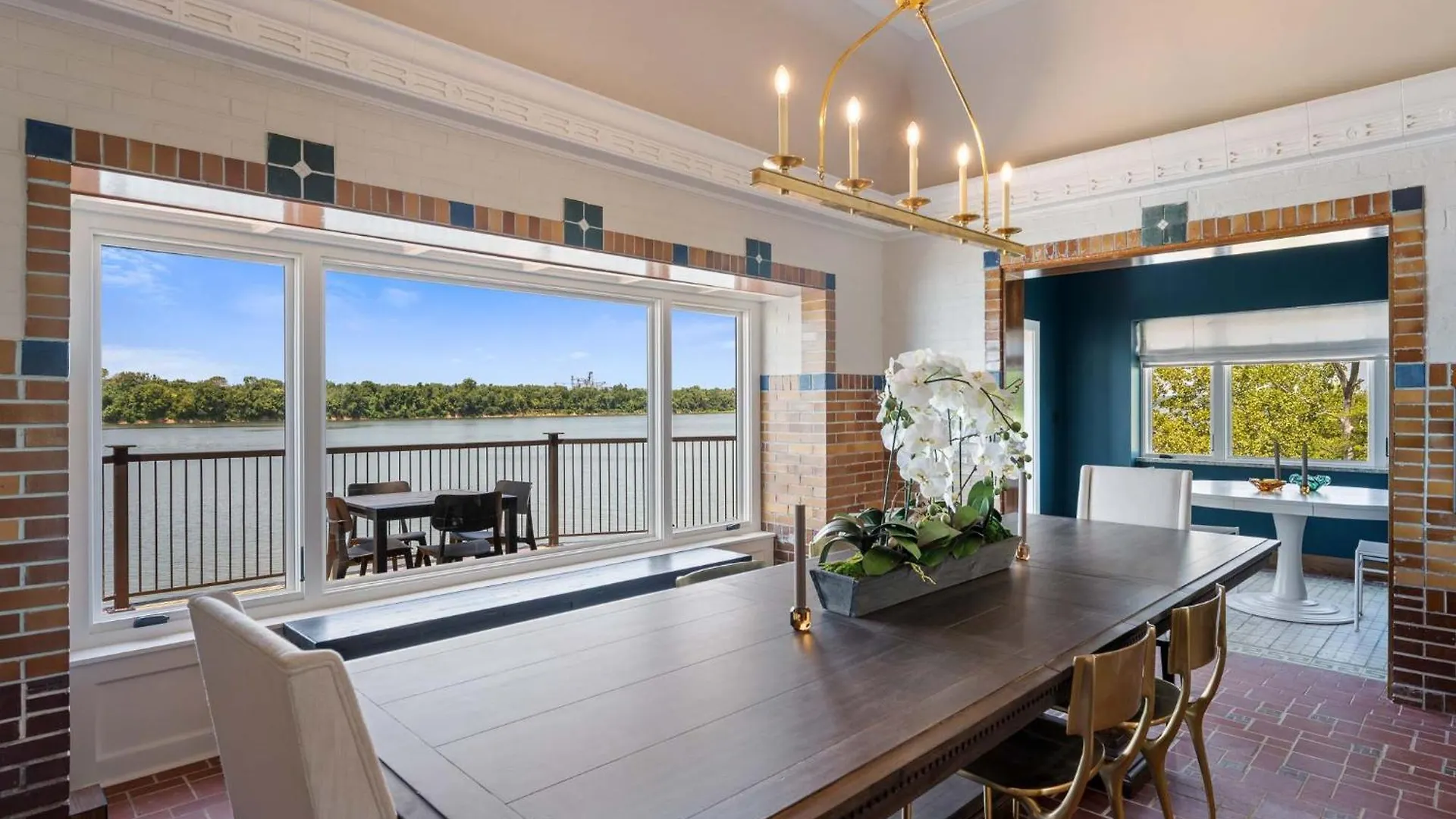 Top-Floor Riverside Retreat Timeless Charm & Views Louisville 0*,  United States