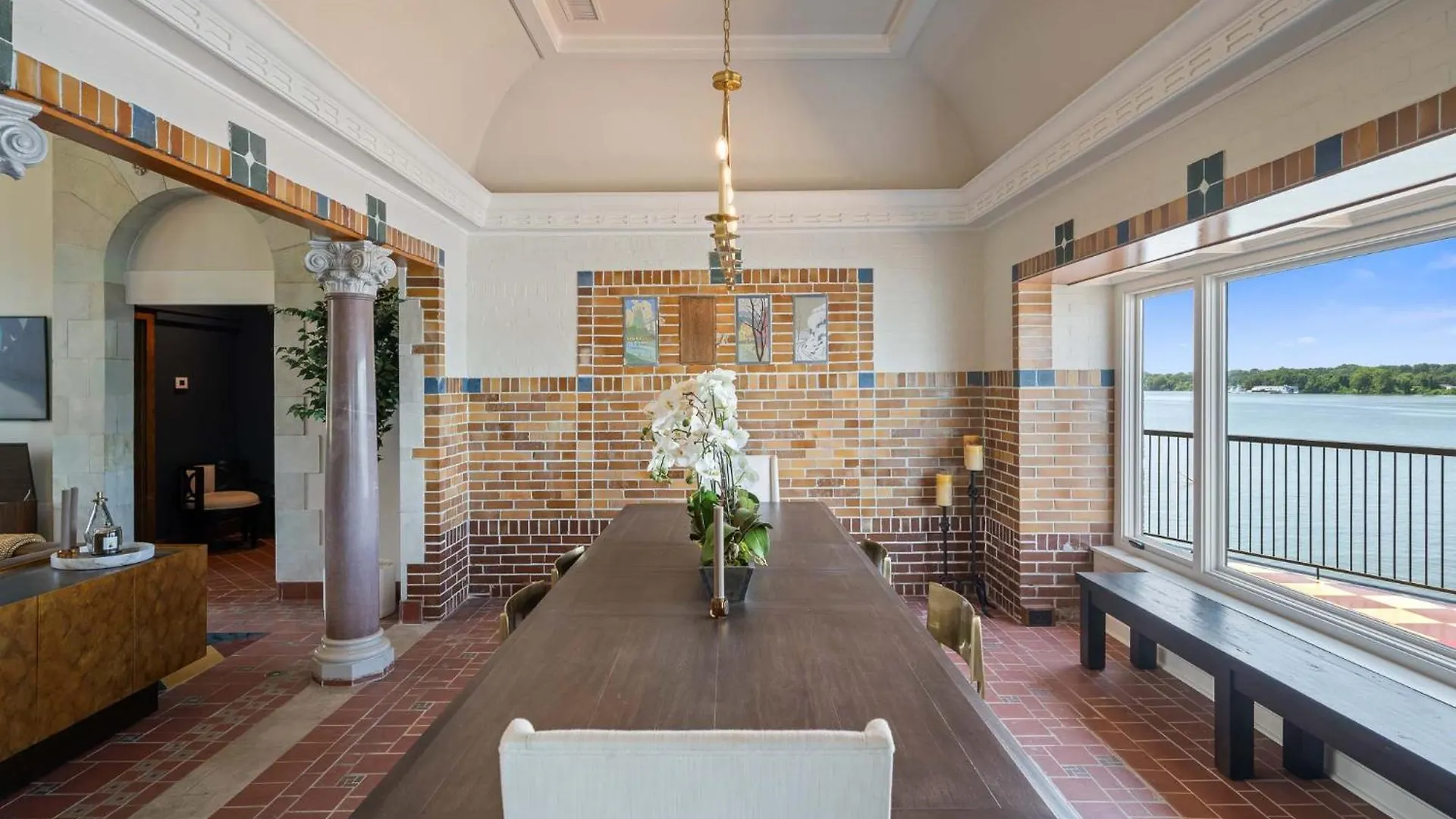 Top-Floor Riverside Retreat Timeless Charm & Views Louisville