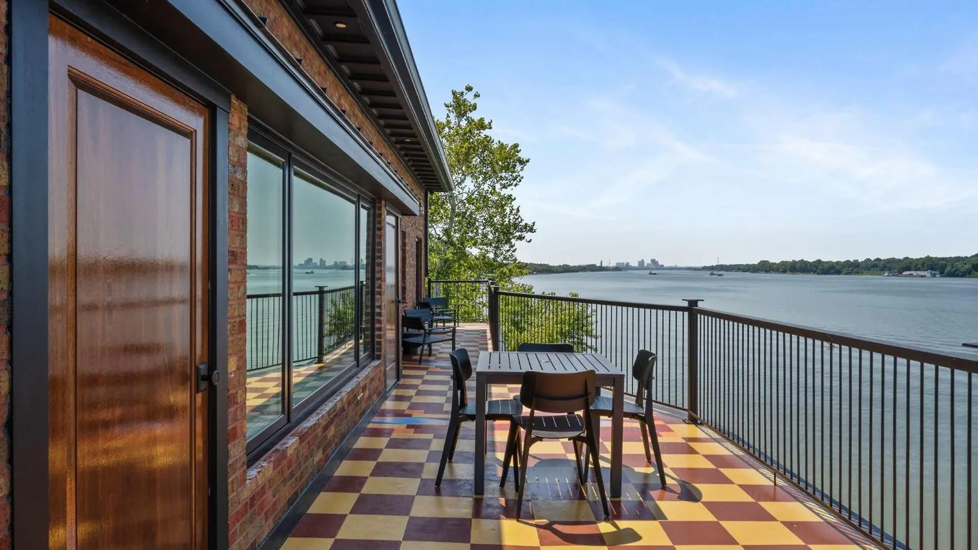 Top-Floor Riverside Retreat Timeless Charm & Views Louisville Holiday home