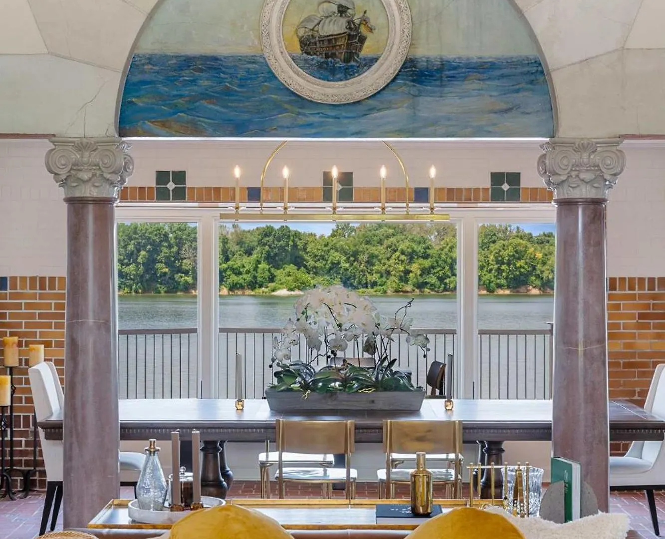 Top-Floor Riverside Retreat Timeless Charm & Views Louisville United States